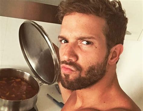 pablo alborn sin camiseta|Pablo Alborán colapsa Instagram con una foto sin。